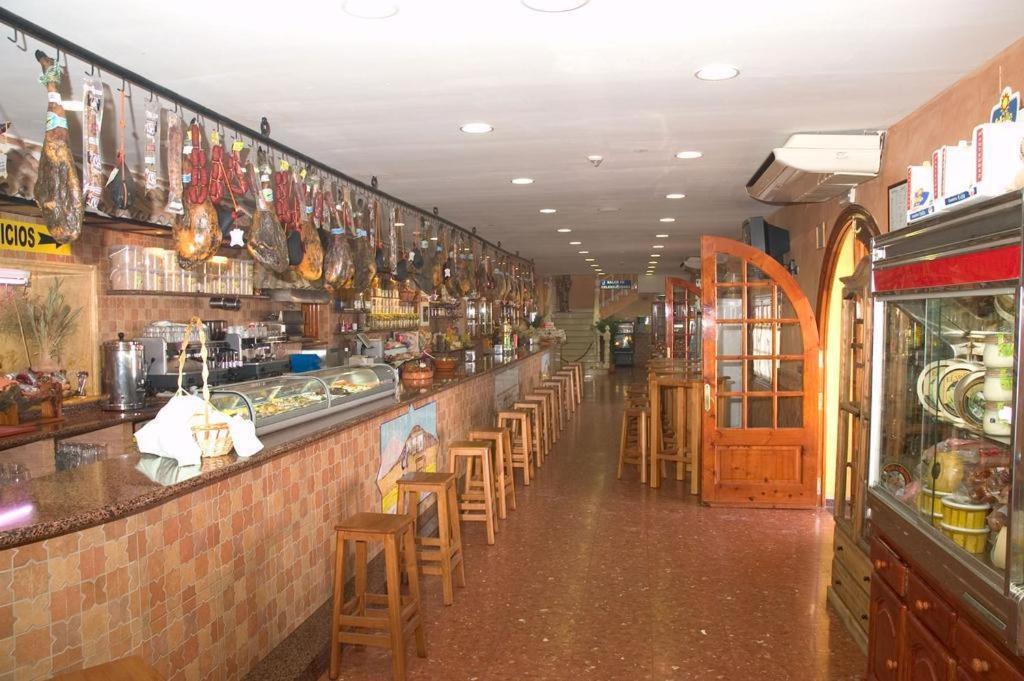 Hostal-Restaurante El Paisano Guadalema de los Quinteros Exterior foto